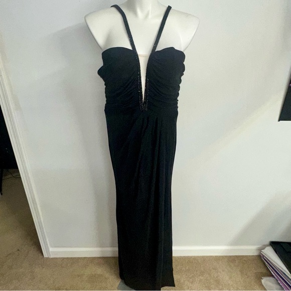 Elegant Black Evening Gown - Picture 1 of 8